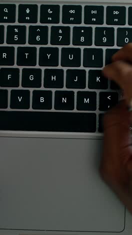 persona escribiendo en un teclado de portátil