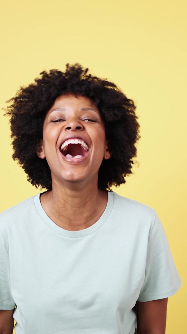Giovane donna afroamericana felice che ride e sorride