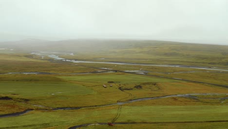 Paisaje-Mágico-De-La-Llanura-Verde-De-Islandia,-Pastizales-De-Suspenso-Islandés,-Vista-Aérea