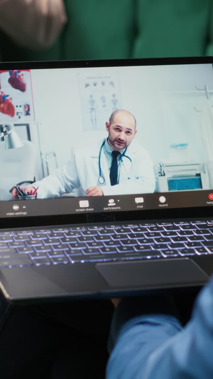 Video verticale: pensionato a casa durante un consulto medico online di telemedicina