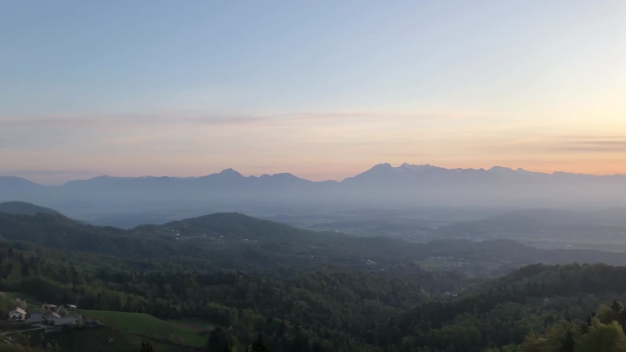 아름다운 계곡의 파노라마 뷰 아침 빛에 목욕