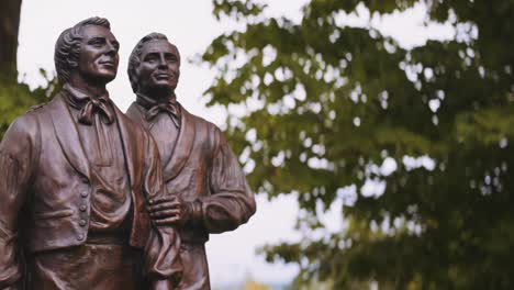 estatua en la parte delantera de la casa de los caballeros, joseph sr. y newell knight y el lugar de la primera rama de la iglesia de cristo, los mormones ubicados en colesville, nueva york, cerca de bainbridge