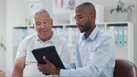 el médico discutiendo con un paciente anciano