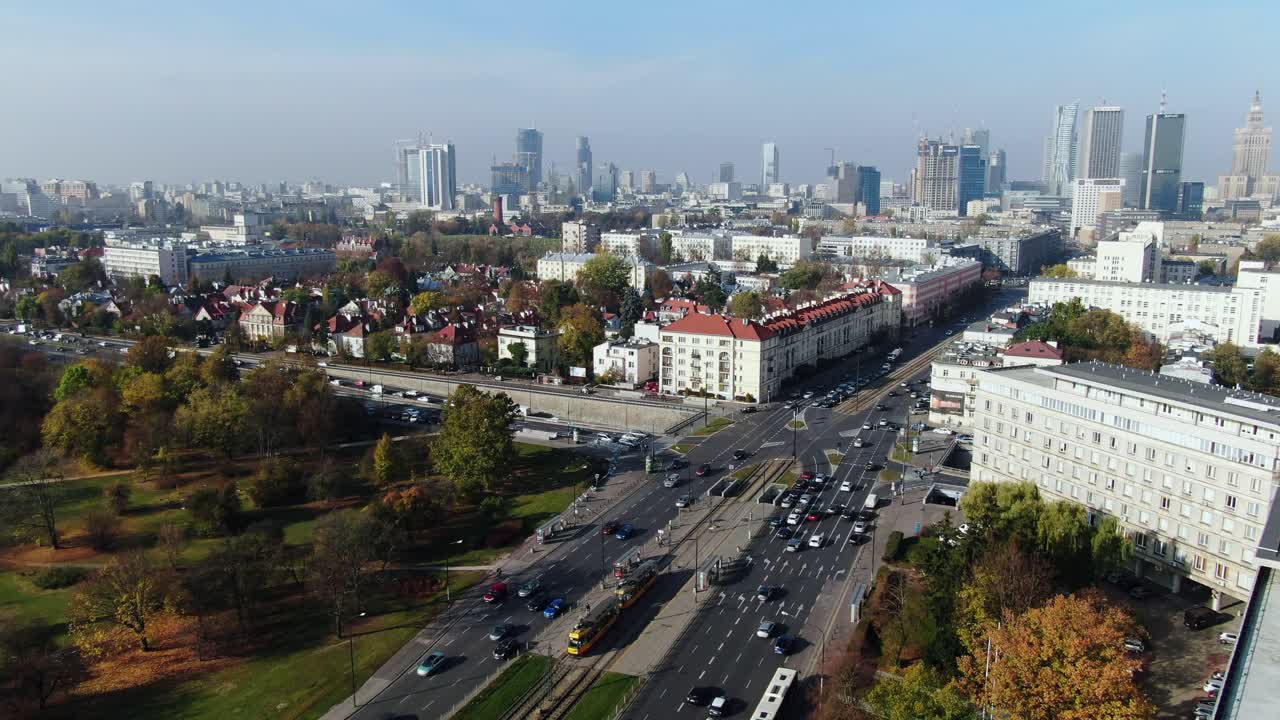 Elétrico ecológico de Varsóvia e cruzamento congestionado perto do centro da cidade, centro histórico, arranha-céus, Palácio da Ciência e da Cultura