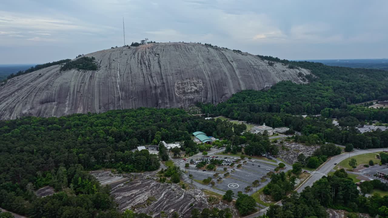 미국 조지아 주 스톤 마운틴 에 있는 그라니트 암석 을 공중 에서 찍은 사진