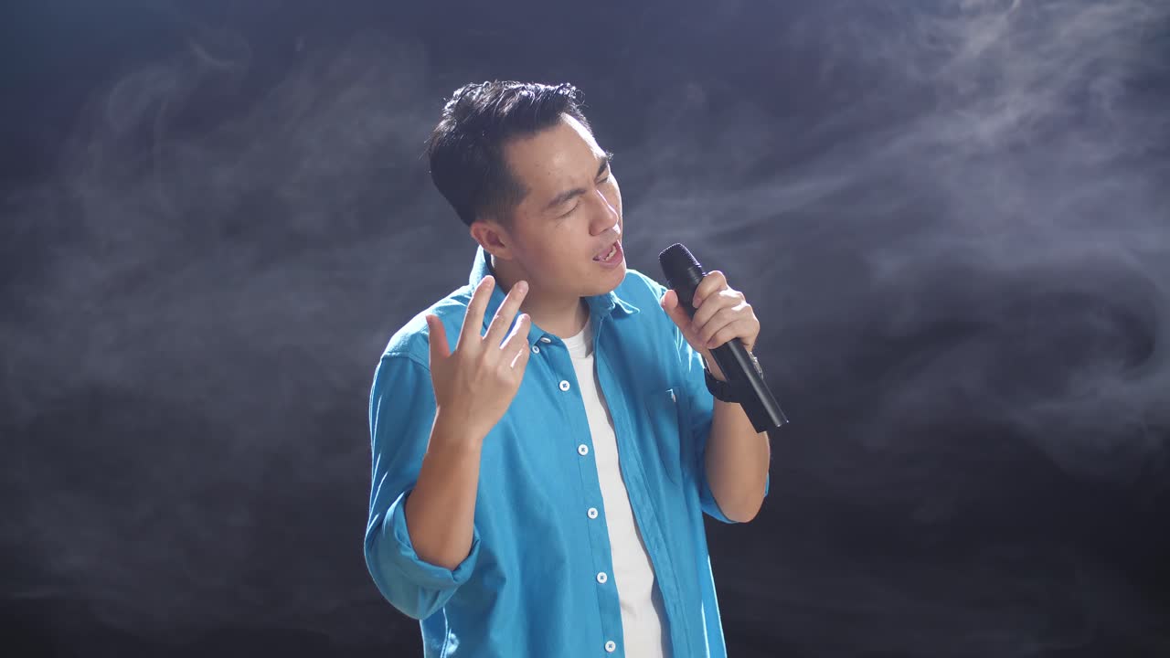 무대에서 마이크로 노래하는 남자