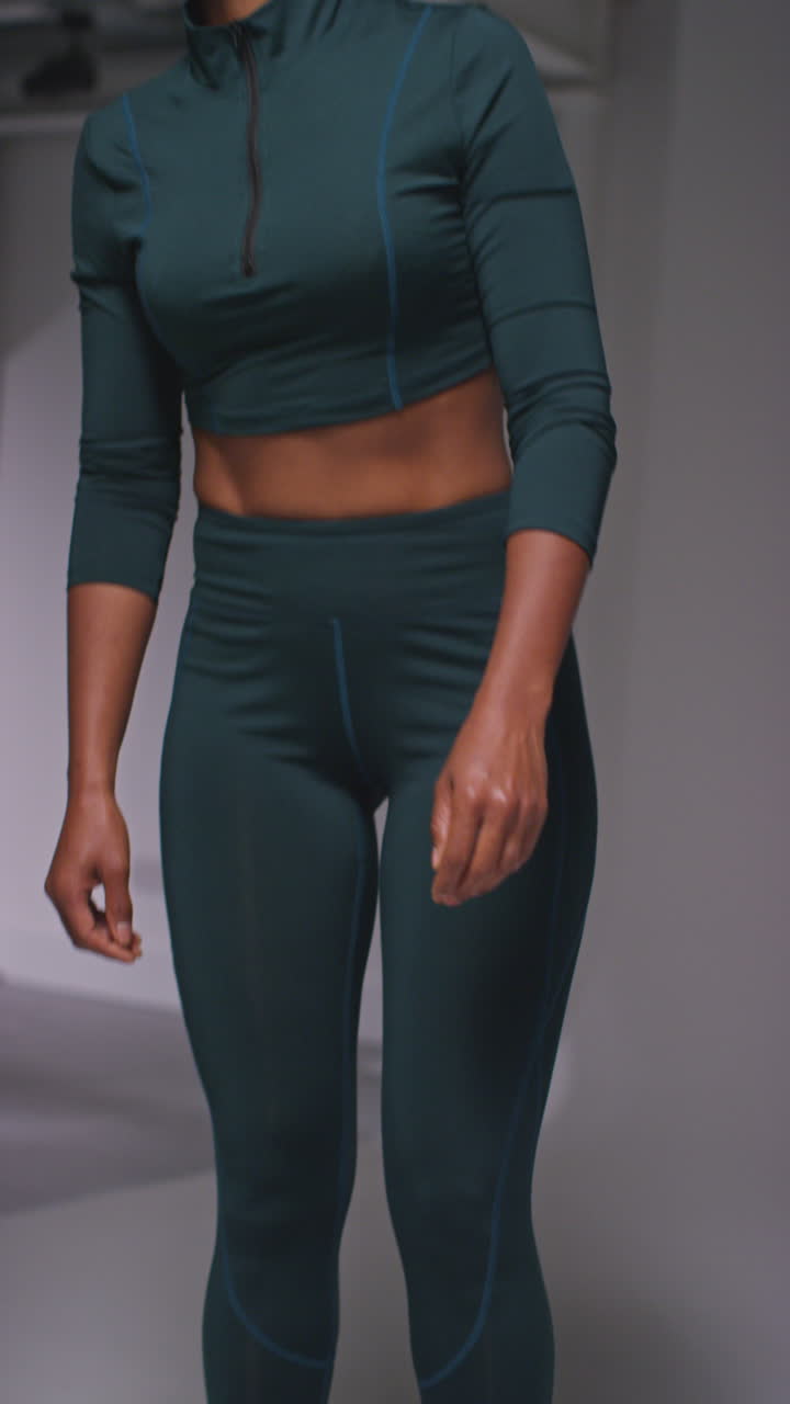 video vertical de una mujer que lleva un traje de entrenamiento llegando al gimnasio para una clase de ejercicio con una bolsa de deportes o una mochila