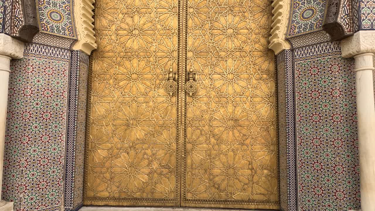 hermosa puerta de entrada al palacio real con mosaico y puerta de bronce en fez, marruecos