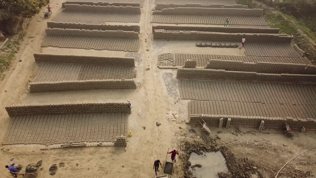 la industria del ladrillo se desarrolló alrededor del suelo aluvial a lo largo del río ganga