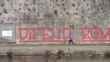 mujer corriendo en cámara lenta