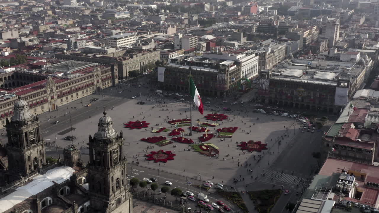 Ripresa aerea della Cattedrale di Città del Messico e della piazza principale con la bandiera messicana e decorazioni natalizie
