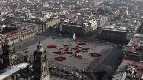 Toma-Aérea-De-La-Catedral-De-La-Ciudad-De-México-Y-La-Plaza-Principal-Con-La-Bandera-Mexicana-Y-La-Decoración-Navideña