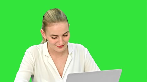 celebrando el éxito, una mujer de negocios emocionada comienza a bailar, trabajando en una computadora portátil en una pantalla verde, tecla chroma