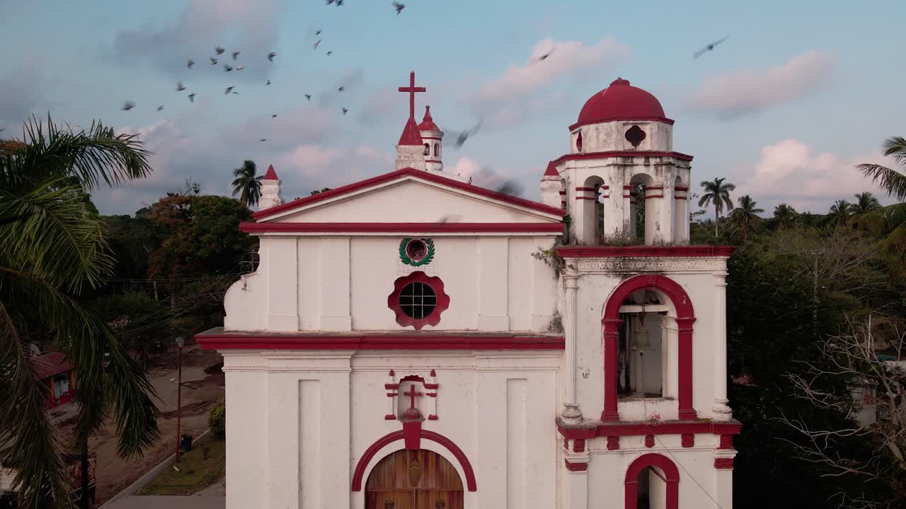 cruce de pájaros en la iglesia de antigua en méxico