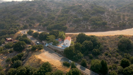 Vehículos-Circulando-Por-Una-Curva-Cerrada-En-Una-Montaña-En-Creta,-Grecia