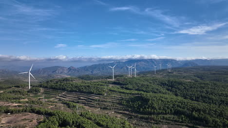 Vista-Aérea-De-Molinos-De-Viento,-Drones-Volando-Cerca-De-Palas-De-Turbinas-Eólicas,-Estático,-Día