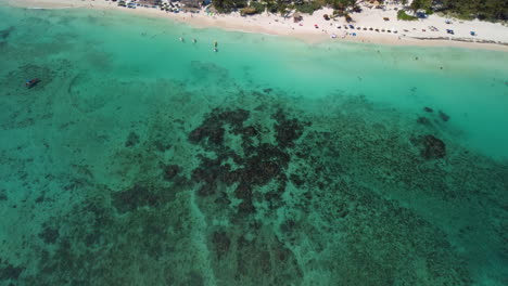 la mejor playa para bucear y aguas turquesas y tranquilas del caribe.