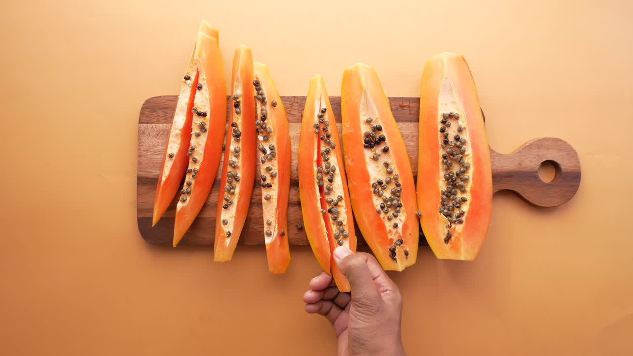 una rebanada de papaya en un plato blanco