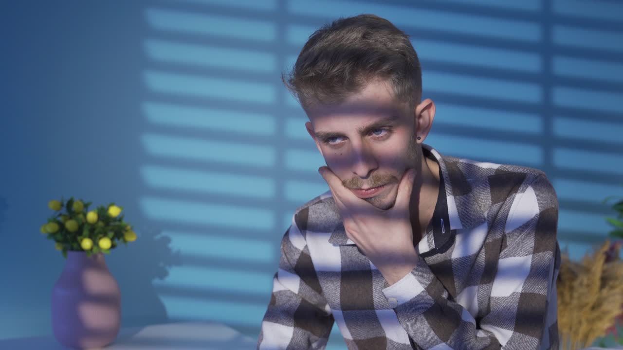 슬픈 우울한 사람은 집에서 불행하고 사려 깊은 사람입니다.