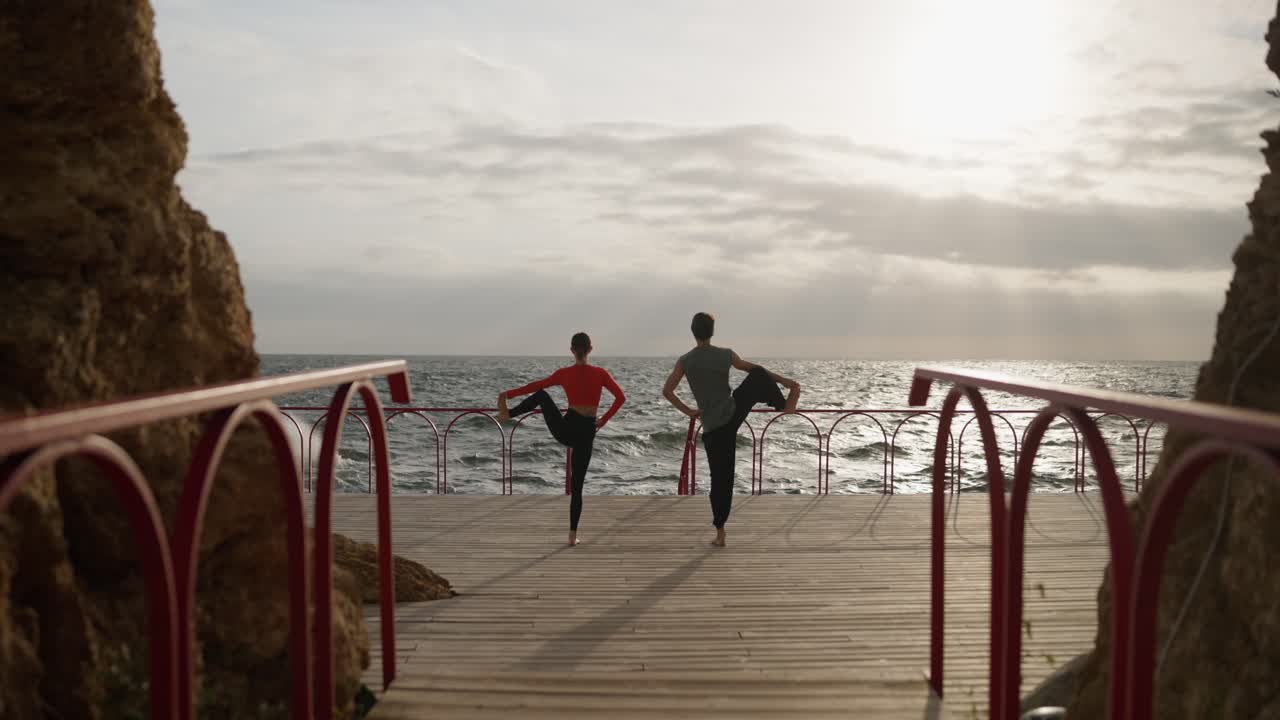 바가 에서 요가 를 연습 하는 부부