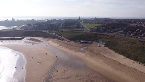 Toma-Aérea-Cinematográfica-De-Tynemouth-Long-Sands-Beach-En-Un-Cálido-Día-De-Verano