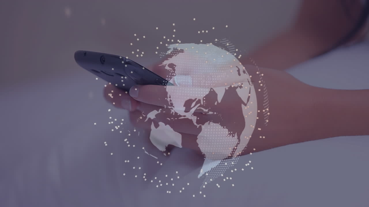 animación del globo y puntos sobre mujer de negocios caucásica usando un teléfono inteligente