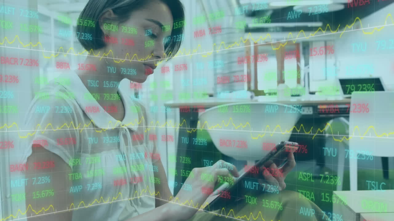 사무실에서 사업가 여성에 대한 금융 데이터 처리의 애니메이션