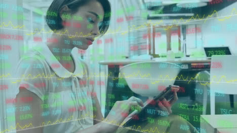 animación del procesamiento de datos financieros sobre una mujer de negocios en la oficina