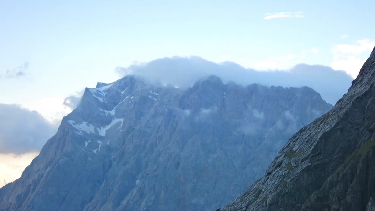 雲に覆われたツークシュピッツェ山頂のクローズアップ