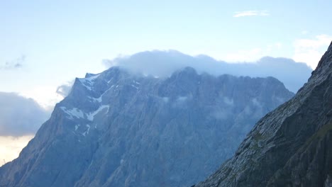 靠近雲覆蓋的 zugspitze 山峰的景色