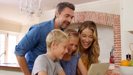 Familia-Sonriente-Usando-Tableta