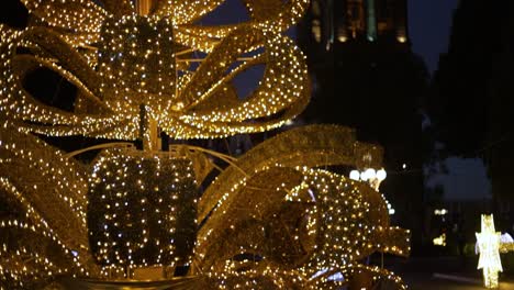 imágenes de la cámara inclinada del árbol de navidad de la plaza principal de la ciudad de puebla y la catedral en el fondo