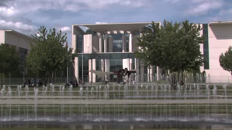 Bundeskanzleramt-in-Berlin-with-fountain,-Germany