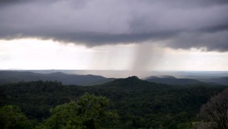 Vista-Panorámica-De-La-Montaña-Durante-La-Temporada-De-Lluvias-En-Mondolkiri-En-Camboya