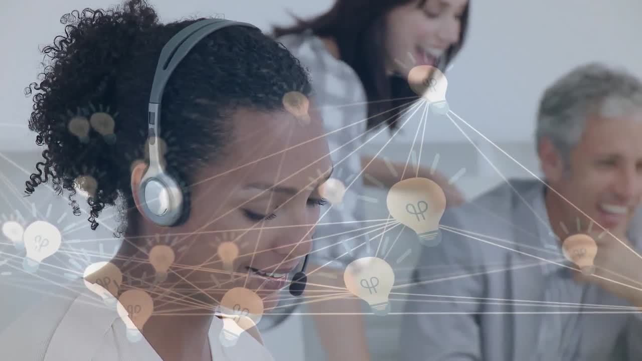 animación de la red de conexión con iconos sobre personas de negocios que usan auriculares de teléfono