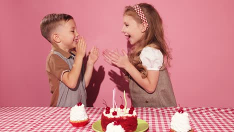 niños celebrando su cumpleaños con pastel
