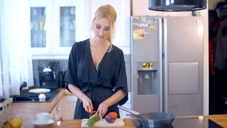 Elegante-Mujer-Preparando-La-Cena-En-La-Cocina