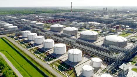 tanques de gas blancos y tubería en la planta de refinación vista de pájaro