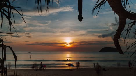 hermoso lapso de tiempo al atardecer en la playa de kata, phuket