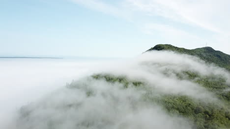 Wolken-überfluten-Einen-Berg-Auf-Dem-Kamm-Des-St-Laurence-River-In-Gaspesie,-Quebec,-Kanada