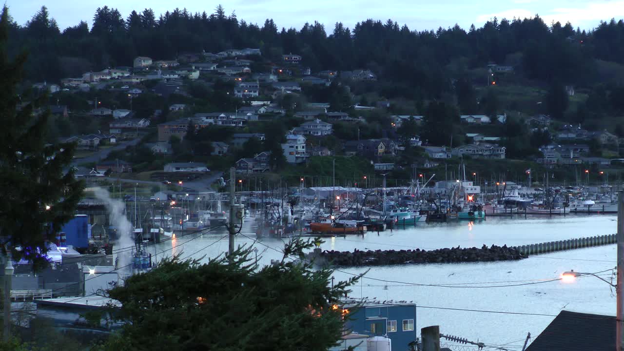 오리건 해안에 있는 뉴포트 오리건의 유서 깊은 옛 베이프론트에서 이른 새벽 아침