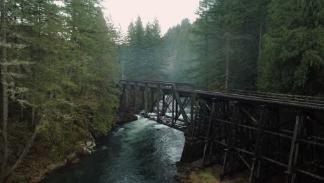 Drohne-Fliegt-über-Eisenbahnbrücke,-Während-Sie-Den-Lewis-River-überquert