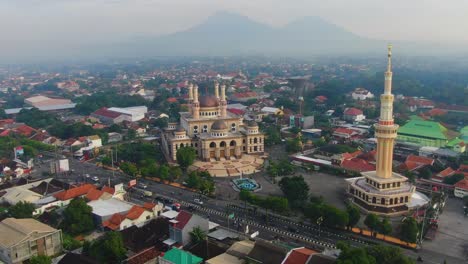 mezquita al-aqsa klaten con montes merapi y merbabu envueltos en niebla en el fondo, java central, indonesia