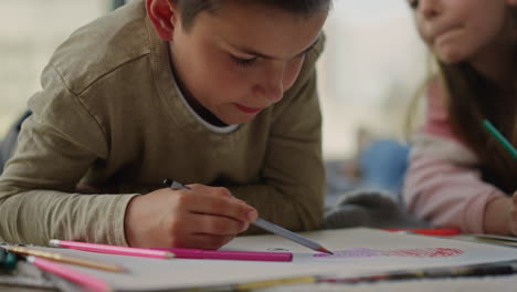 Niños-Lindos-Haciendo-Artes-En-El-Interior.-Niño-Y-Niña-Dibujando-En-Casa.