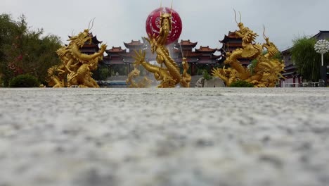 Drache-Wasserbrunnen-Im-Chinesischen-Stil-In-Weihai-Huaxiacheng,-Einem-Großen-Kulturellen-Landschaftsgebiet,-Das-Die-Klassische-östliche-Kultur-Zeigt