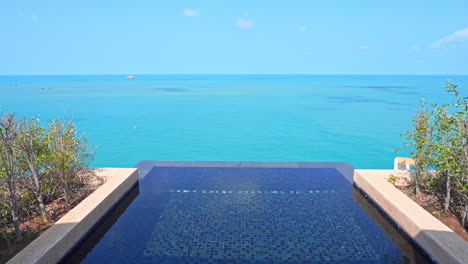 piscina infinita de villa privada con impresionantes vistas del horizonte azul del mar tropical