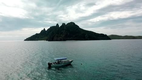 Fiji---Llegar-A-La-Isla-De-Los-Náufragos,-Una-De-Las-Muchas-Islas-Remotas