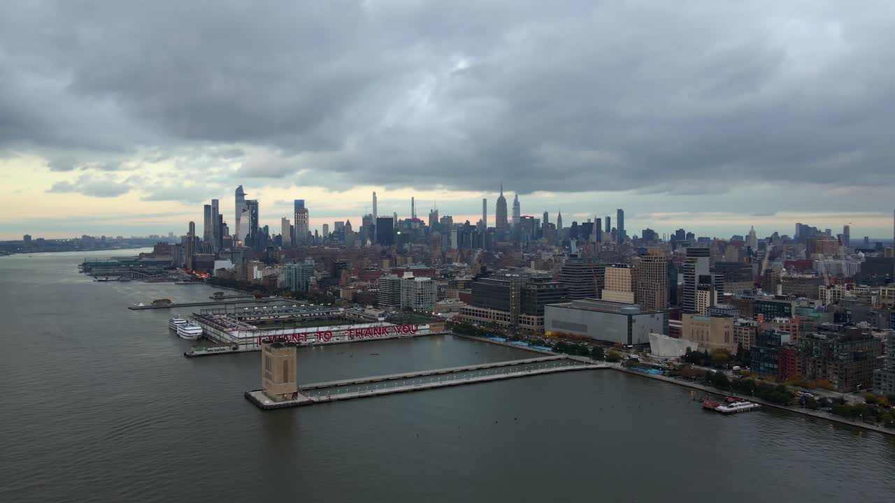Veduta aerea dei panorami urbani di Tribeca, Hudson Square e West Village, New York City - ripresa in movimento con drone.