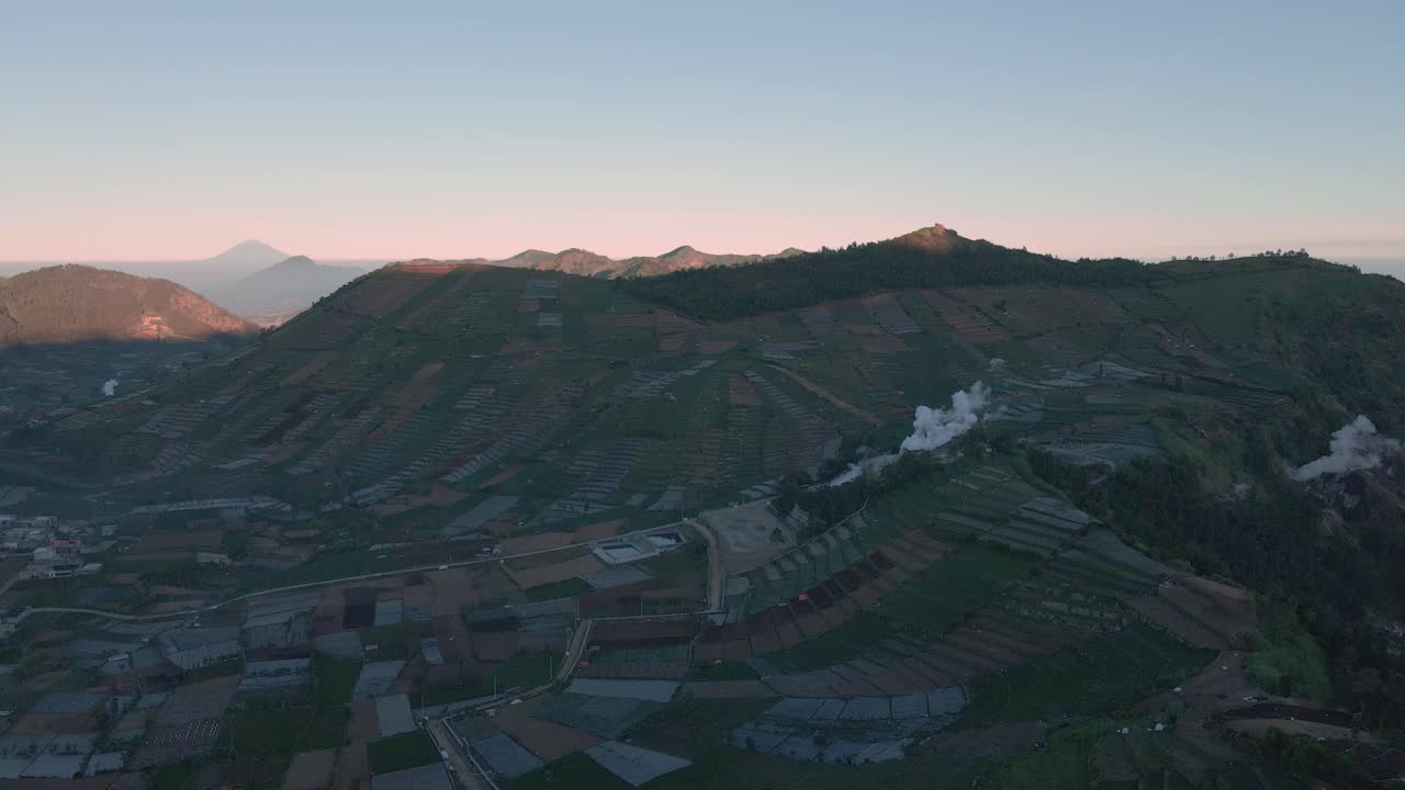 vasto paisaje montañoso de la regencia de dieng, indonesia