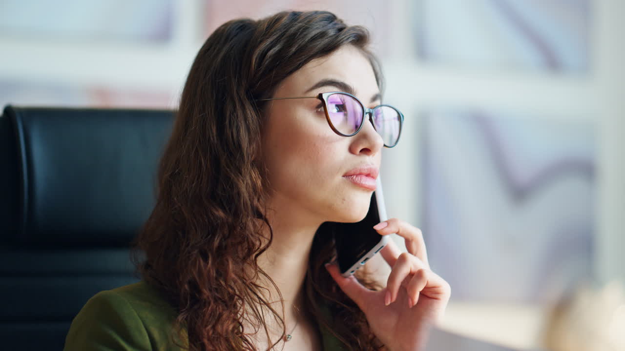 retrato de una mujer de negocios exitosa llamando por teléfono en la oficina.